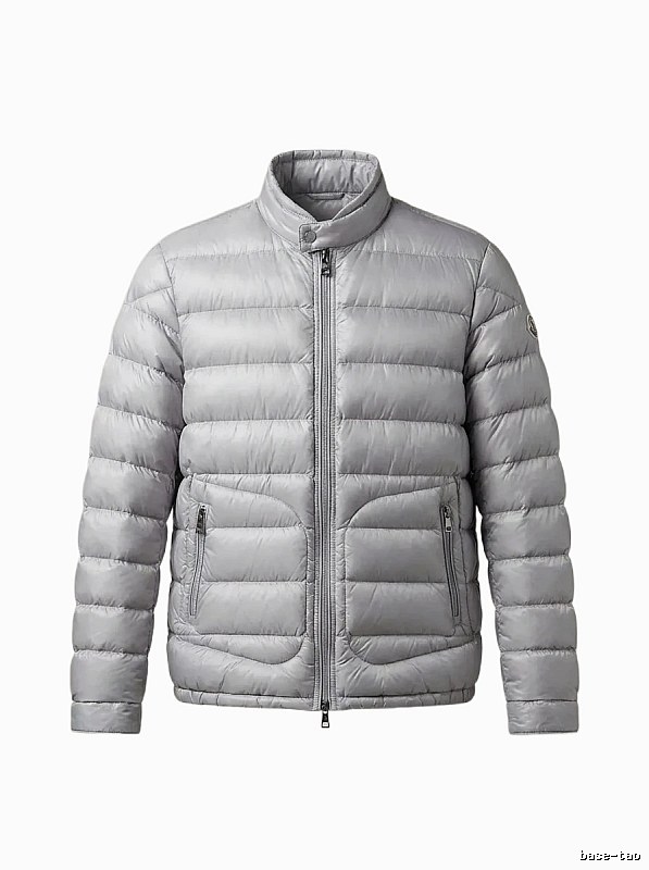 Moncler's classic and simple style silver-gray down jacket.