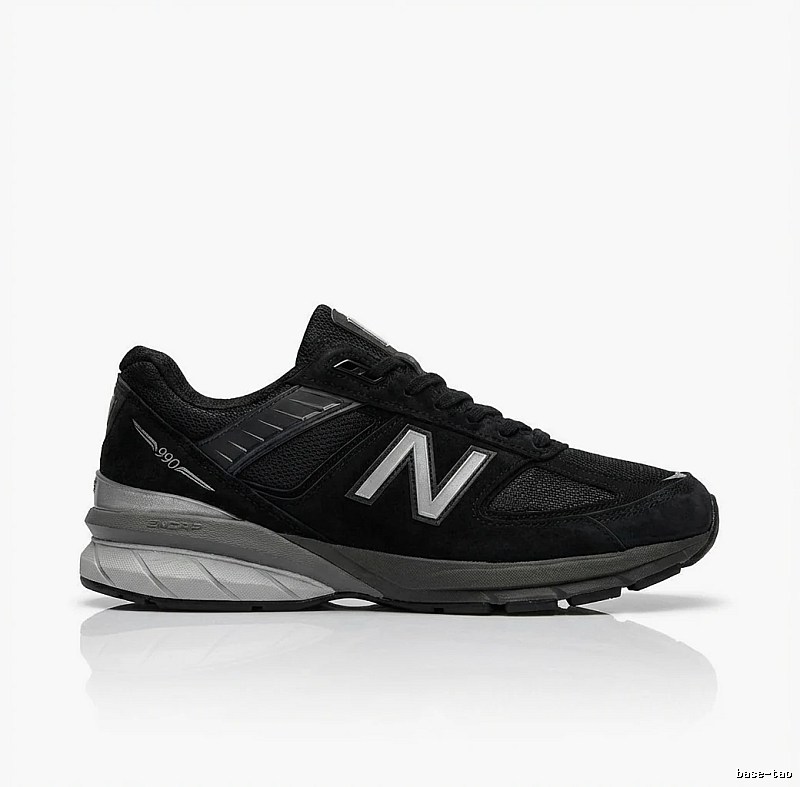 New Balance 990 series black sports shoes