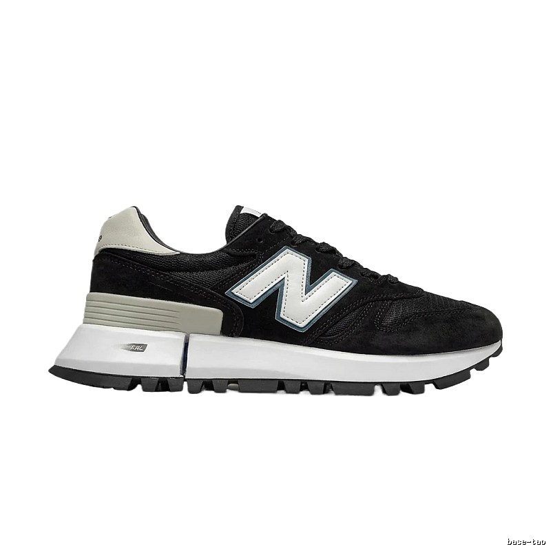 New Balance retro - style black shoes