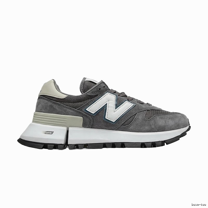 New Balance retro-style grey sports shoes