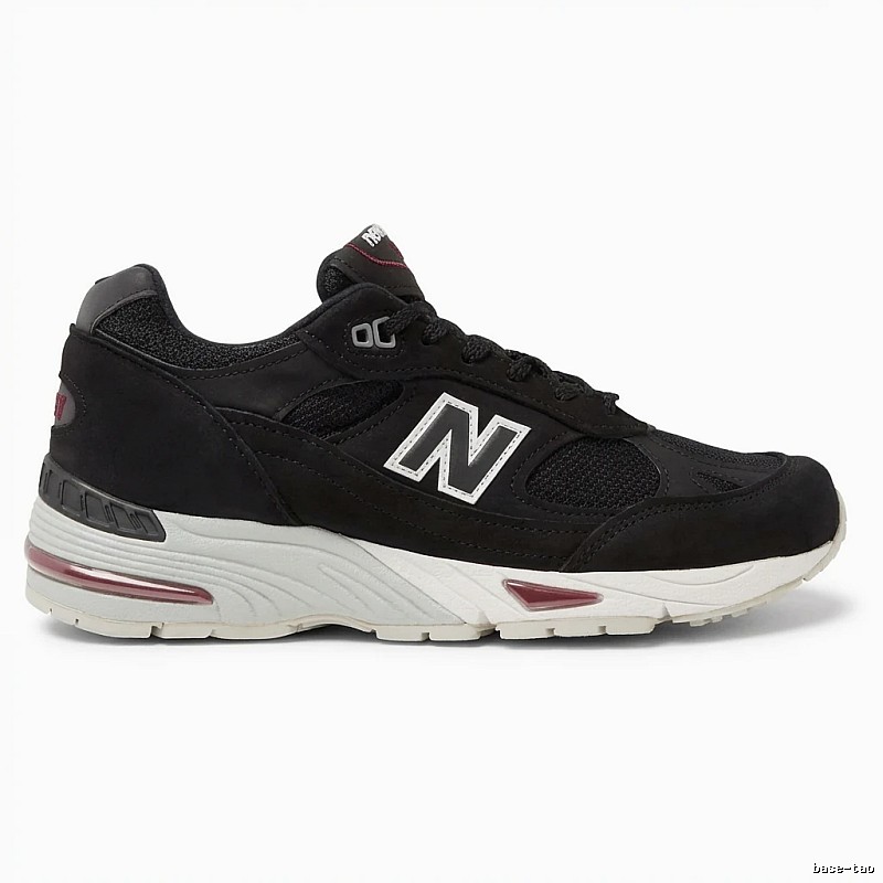 Retro-style black shoes of New Balance