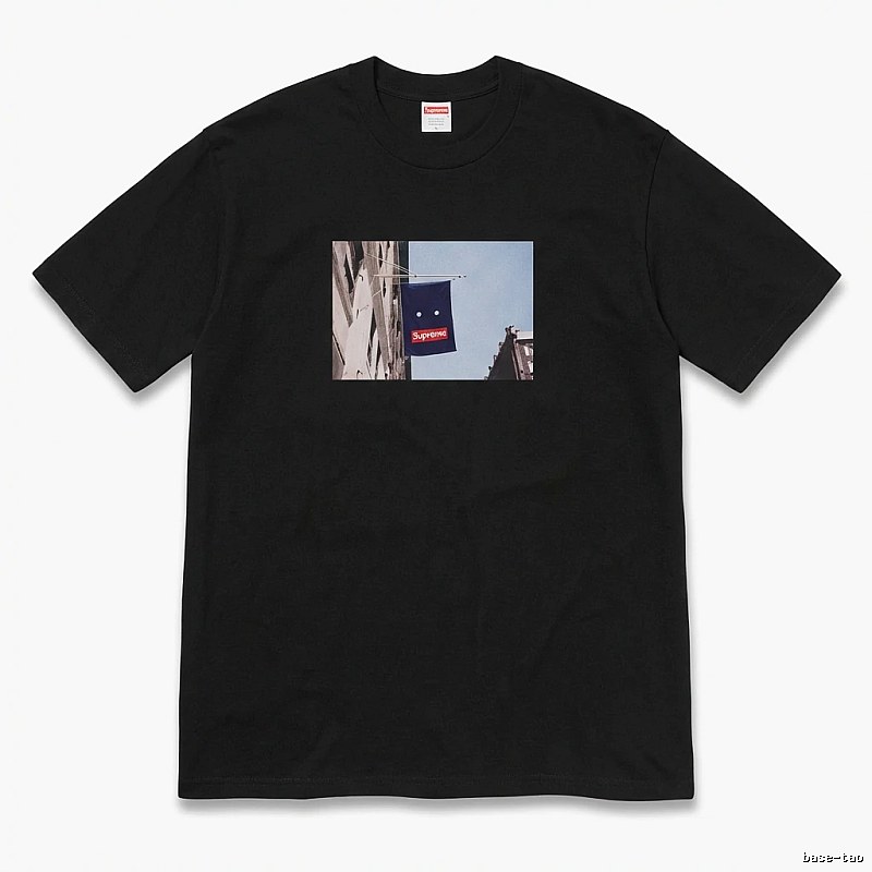 Supreme street scene style black T-shirt